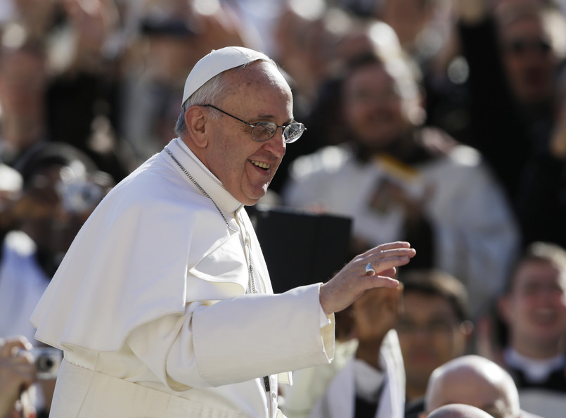 Papież Franciszek oficjalnie rozpoczyna swój pontyfikat. W związku z uroczystą mszą na Placu św. Piotra zebrały się tłumy wiernych, a także oficjalne delegacje z wielu krajów. Polskę reprezentuje prezydent Bronisław Komorowski i marszałek Senatu Bogdan Borusewicz.