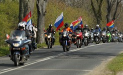 Nocne Wilki z Kaliningradu w Braniewie. Rosyjscy oficjele i motocykliści oddali hołd czerwonoarmistom [FOTO]