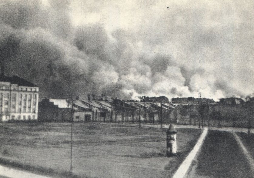 Płonące getto sfotografowane pod koniec kwietnia 1943. Zdjęcie wykonano z wiaduktu żoliborskiego. Po lewej w głębi widoczny dom przy ul. Inflanckiej 1