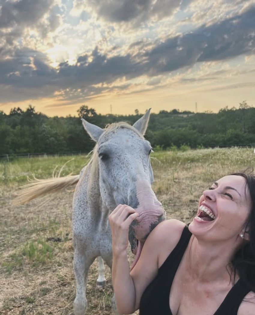Sloboda Mićalović uživa okružena životinjama