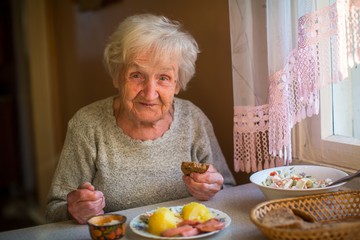 Otthonápolás: mit egyen a gondozott, és milyen étel tiltólistás?