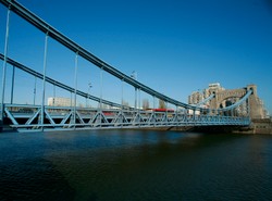 Wjechał w przechodniów i skoczył z mostu