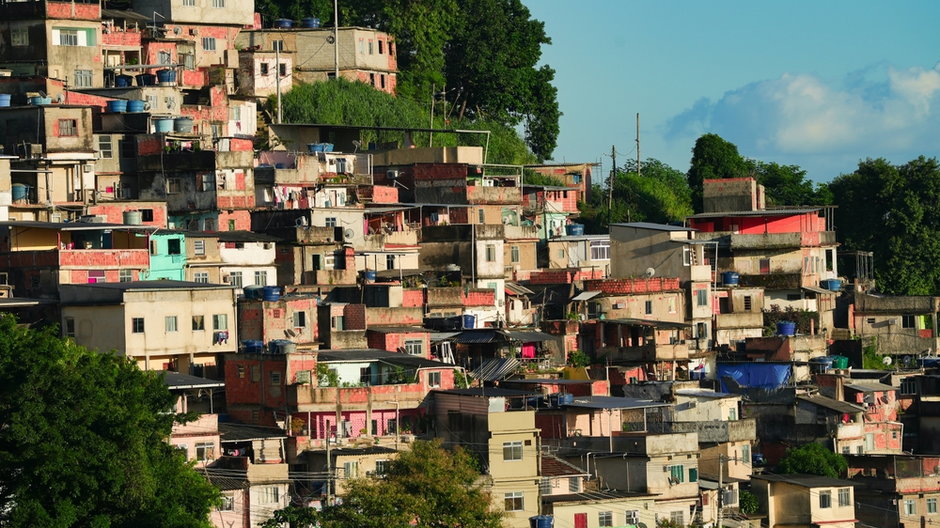 Widok na fawelę na zboczu wzgórza w Rio de Janeiro