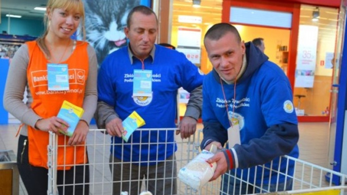 Osiem ton żywności zebrano w miniony weekend w województwie opolskim. To mniej niż podczas poprzedniej akcji "Podziel się posiłkiem". Do koszy ustawionych w 61 sklepach trafiały głównie produkty spożywcze o przedłużonym terminie do spożycia.