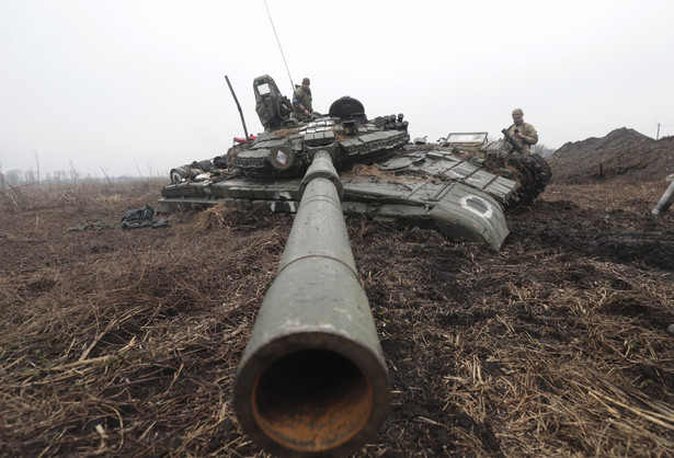 Ukraińcy przy porzuconym rosyjskim czołgu
