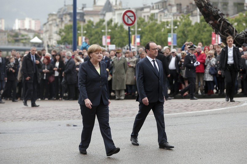 Ceremonię upamiętnienia ofiar walk wyreżyserował niemiecki reżyser filmowy Volker Schloendorff