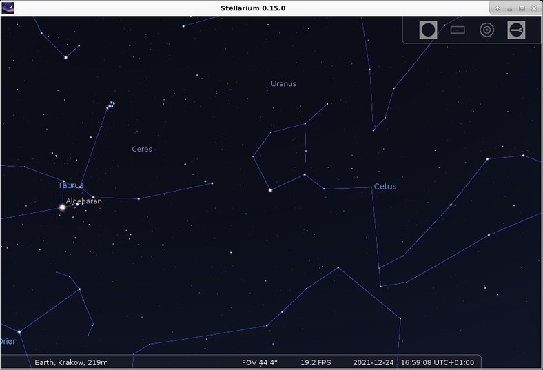Wigilia 2021 Pozycja Urana na niebie Na lewo od niego świeci gromada gwiazd Plejady, poniżej jasna, pomarańczowa gwiazda Aldebaran, która ma szanse być w tej części nieba dostrzegalna jako pierwsza gwiazdka