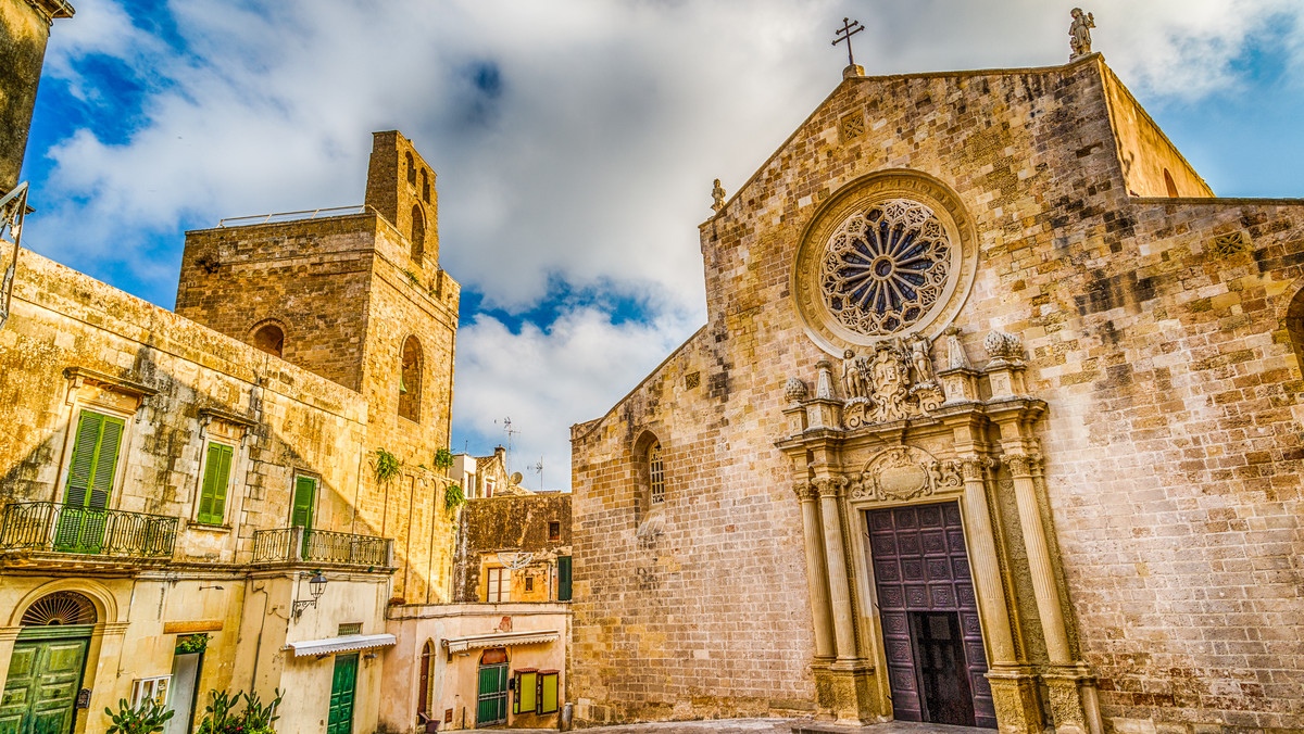 Cattedrale di Santa Maria Annunziata to 1000-letnia katedra we włoskim Otranto. To miejsce w południowo-wschodniej części Półwyspu Apenińskiego zostało w 1480 roku podbite przez Imperium Osmańskie. Ich panowanie szybko jednak przeminęło, a pamięć o 800 męczennikach trwa nadal. Szczątki wiernych znajdują się w ossuarium Kościoła Męczenników w Otranto.