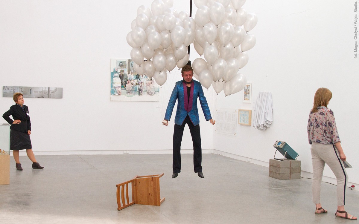 "Performer": Marynarka z cekinami
