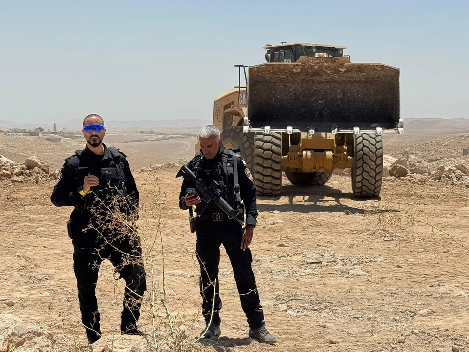 Policija obezbeđuje bager koji radi na proširenju naselja Karmela blizu Uma al-Haira, na jugu Zapadne obale | Foto: Oren Rosenfeld/BBC