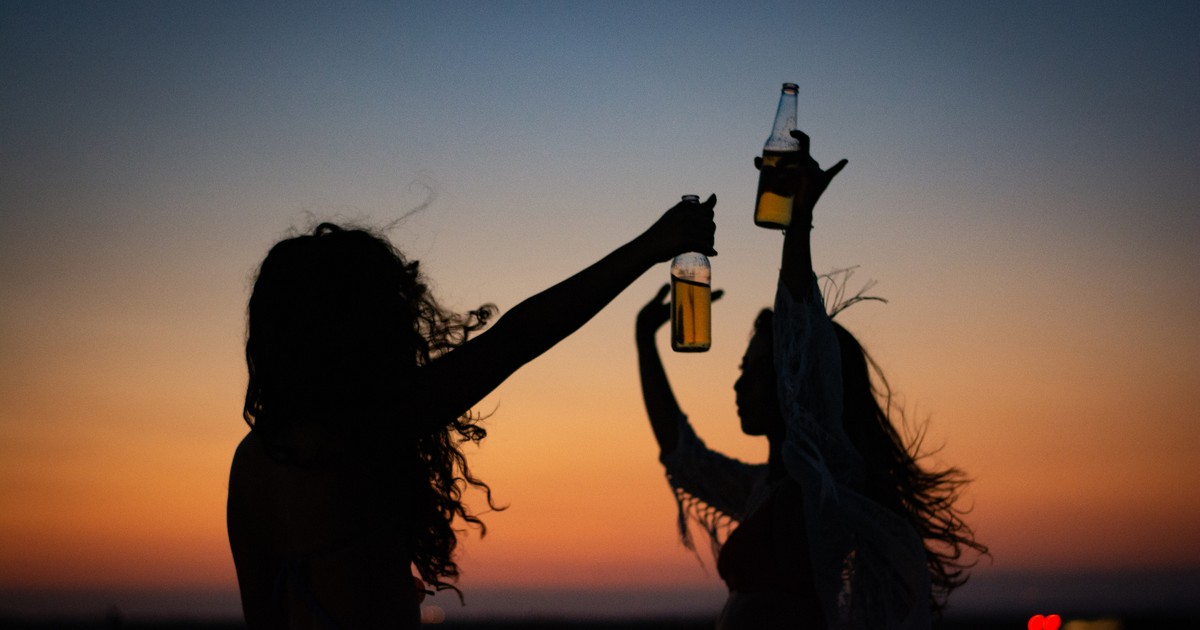 "Po roku harówki mam prawo się napić". Na wakacjach klasy średniej alkohol leje się od rana