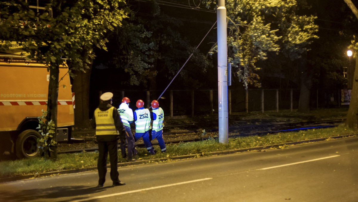 Dwie osoby zginęły, a 12 zostało rannych w wyniku silnej wichury, która przeszła nad Polską dzisiejszej nocy. Wczoraj tylko do godz. 23 strażacy interweniowali 6300 razy. Wiatr uszkodził linie energetyczne - bez prądu pozostaje ponad 840 tys. odbiorców. Wichury spowodowały również duże utrudnienia na torach. W pociągach Intercity i Przewozów Regionalnych utknęło wczoraj łącznie 1400 podróżnych.