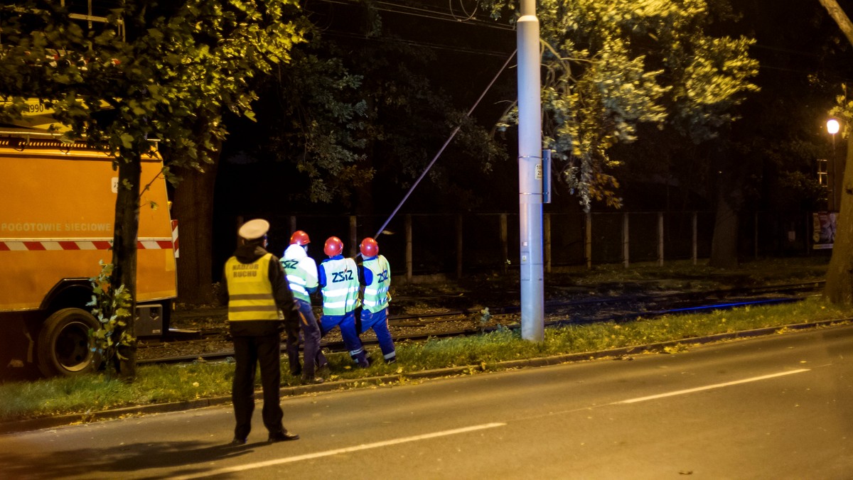 Dwie osoby zginęły, a 12 zostało rannych w wyniku silnej wichury, która przeszła nad Polską dzisiejszej nocy. Wczoraj tylko do godz. 23 strażacy interweniowali 6300 razy. Wiatr uszkodził linie energetyczne - bez prądu pozostaje ponad 840 tys. odbiorców. Wichury spowodowały również duże utrudnienia na torach. W pociągach Intercity i Przewozów Regionalnych utknęło wczoraj łącznie 1400 podróżnych.