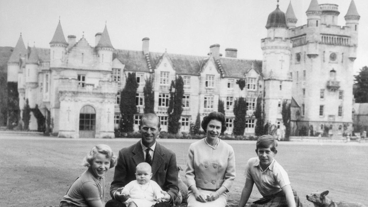 Rodzina królewska podczas pikniku przed zamkiem Balmoral w Szkocji, wrzesień 1960 r