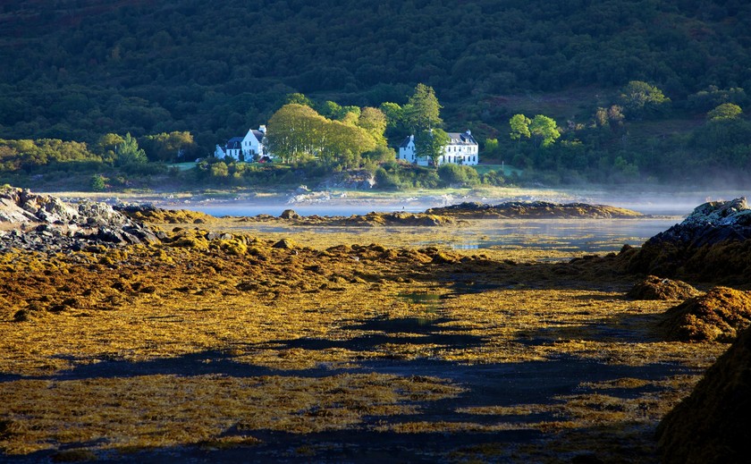 Das Kinloch-Lodge-Anwesen liegt direkt am Ufer des Loch na Dal mit Blick auf die spektakulären Cuillin-Berge.