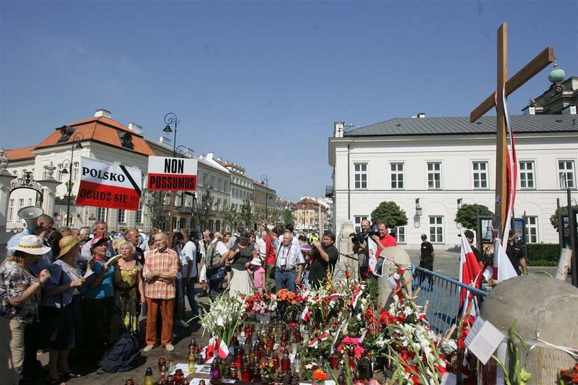 Obrońcy krzyża atakują arcybiskupów