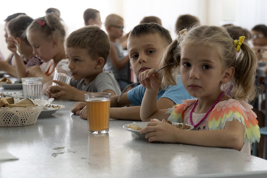 Dzieci z sierocińca w obwodzie donieckim w obozie Zołotaja Kosa nad Morzem Azowskim, Rosja, 8 lipca 2022 r