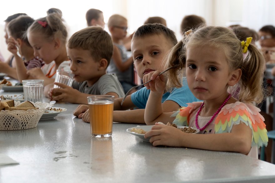 Dzieci z sierocińca w obwodzie donieckim w obozie Zołotaja Kosa nad Morzem Azowskim, Rosja, 8 lipca 2022 r