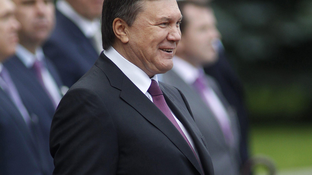 Z szeregów Partii Regionów Ukrainy prezydenta Wiktora Janukowycza usunięto Romana Łandika. Jest on synem znanego polityka, radnego miejskiego w Ługańsku. Pobił on brutalnie dziewczynę, po czym zbiegł do Rosji.