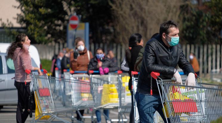 Milánóiak állnak sorba egy bevásárlóközpont előtt / Fotó:  MTI EPA