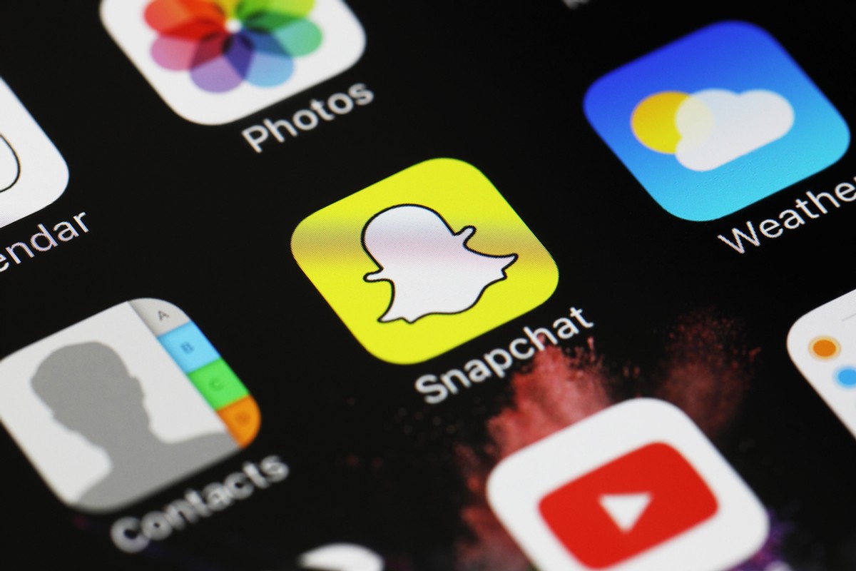 Snapchat zarabia głównie na reklamach, które wyświetla pomiędzy treściami udostępnianymi przez znajomych i influencerów.