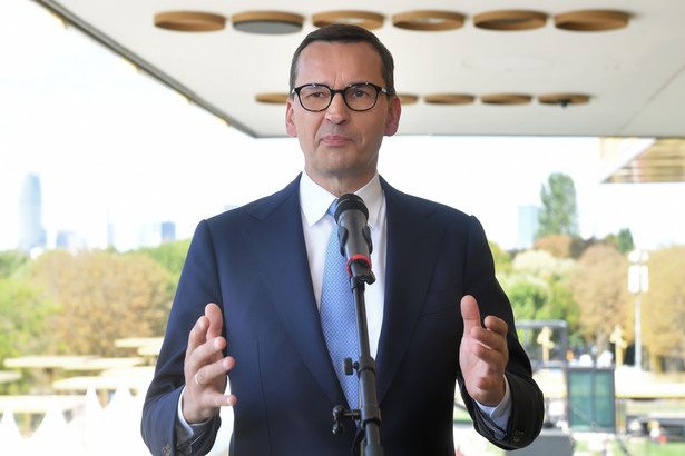 Paryż, Francja, 29.08.2022. Premier RP Mateusz Morawiecki podczas konferencji prasowej, 29 bm. w Paryżu. Premier Morawiecki zakończył swoją wizytę we Francji. (sko) PAP/Radek Pietruszka