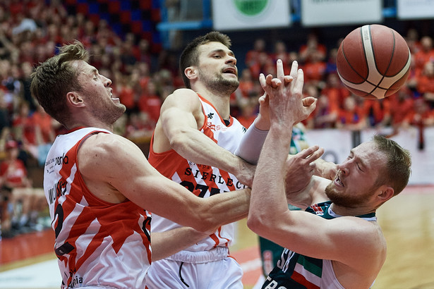 Zawodnicy Grupy Sierleccy Czarni Słupsk Mikołaj Witliński (L) i Bartosz Jankowski (C) oraz Aleksander Dziewa (P) ze Śląska Wrocław podczas piątego meczu półfinałowego Ekstraklasy koszykarzy