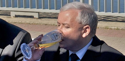 Kaczyński pije piwo i ma... makijażystkę!
