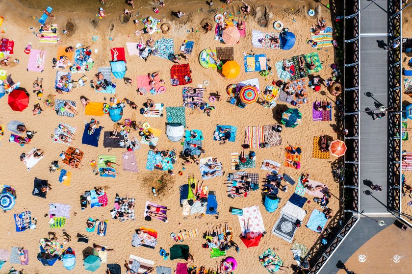 Plażowicze tłoczyli się jeden przy drugim