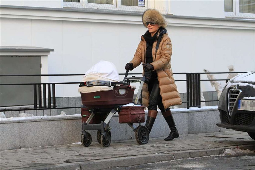 Anna Mucha z córeczką na spacerze. Foto