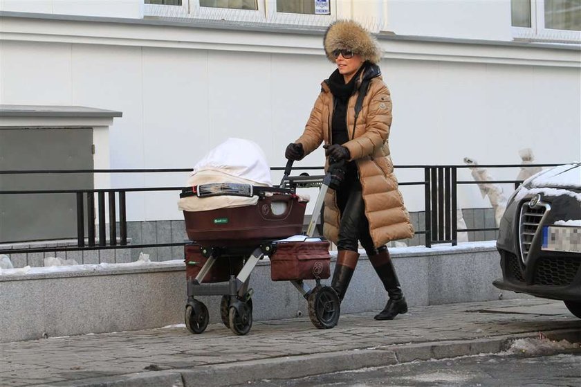 Anna Mucha z córeczką na spacerze. Foto