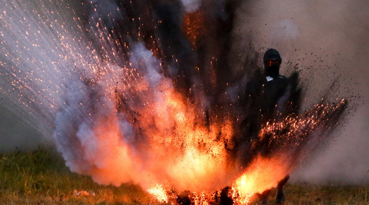 At "armid" nevezetű ruha kát és fél percig képes ellenállni a lángoknak /Fotó: Profmedia-Reddot