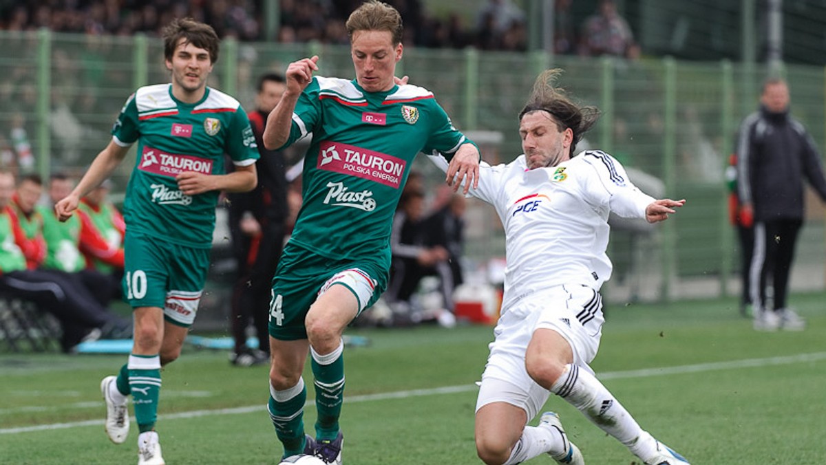 Śląsk Wrocław z powodu kłopotów z nowym stadionem powrócił na obiekt przy Oporowskiej. Nie był to powrót do końca udany, bo choć podopieczni Oresta Lenczyka wygrali z GKS Bełchatów 1:0 (0:0) styl w jakim tego dokonali z pewnością nie cieszy kibiców ze stolicy Dolnego Śląska (Fot. ASInfo).