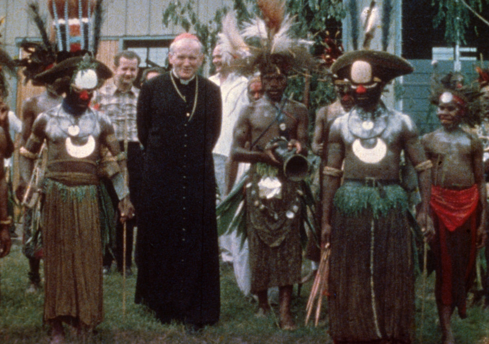 Kard. Karol Wojtyła podczas wizyty w Papui-Nowej Gwinei, 1973 r.