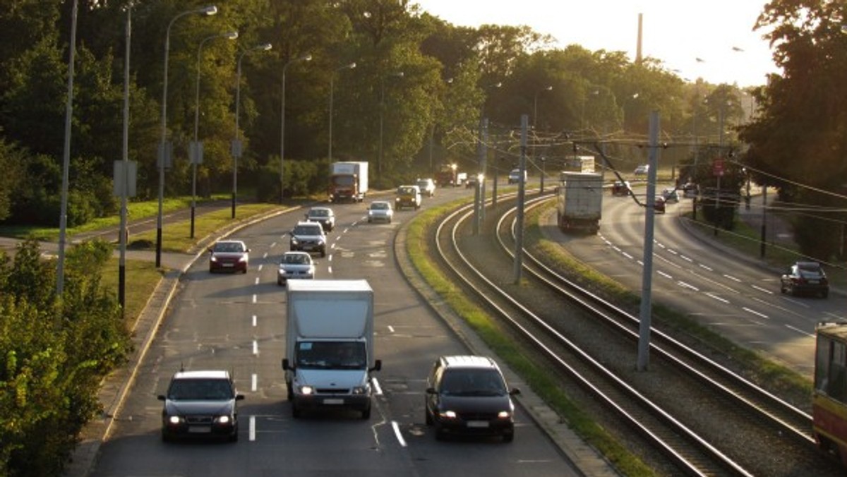 MM Łódź: Ostatnio pisaliśmy o eksperymencie łódzkich studentów z Naukowego Koła Zrównoważonego Transportu ROBUST. W krótkim filmiku pokazali, że ograniczenie prędkości do 50 km/h na ulicy Kopcińskiego, to od dawna czysta fikcja.