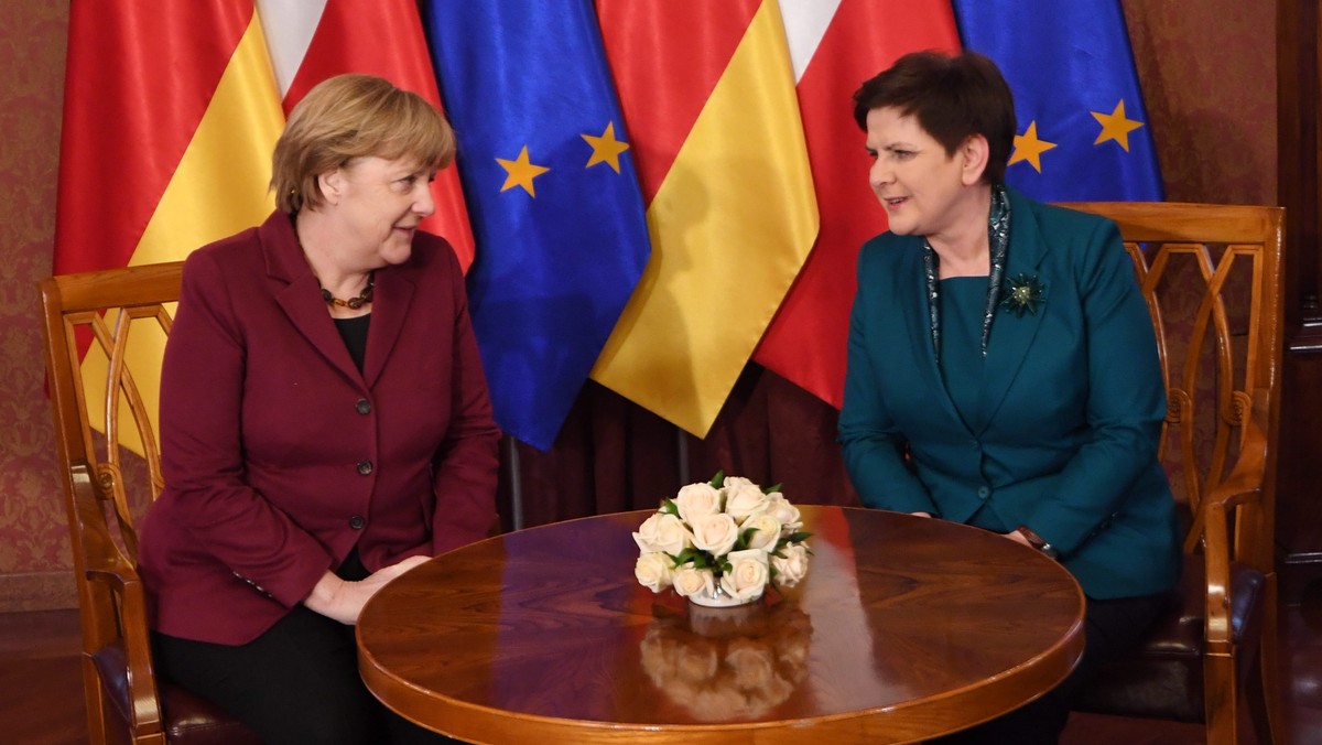 Angela Merkel oraz Beata Szydło podczas pierwszego spotkania w trakcie wizyty niemieckiej kanclerz w Polsce, rozmawiały o roli Polski i Niemiec w strukturach Unii Europejskiej, o bezpieczeństwie i gospodarczej współpracy obu krajów. Premier Szydło podkreśliła ponadto, że plany budowy gazociągu Nord Stream 2 są dla Polski nie do zaakceptowania.