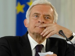 Buzek coraz dalej od stołka w Brukseli