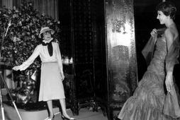 Coco Chanel przy stroju swojego pomysłu 1957 r. 