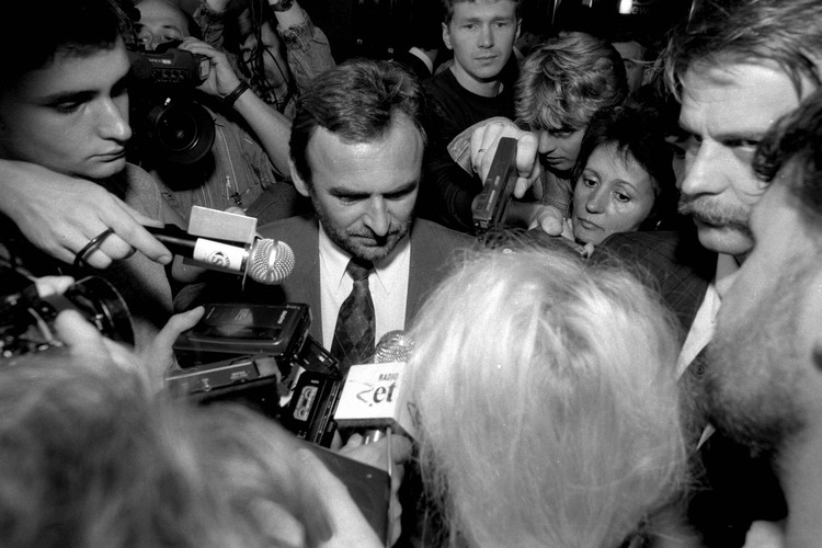 Mieczysław Wachowski przesłuchiwany przed sejmową komisją badającą wykonanie przez MSW uchwały o ujawnianiu agentów; 24 czerwca 1992 r.