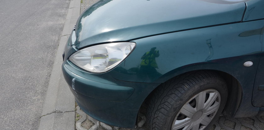 Holował auto bez kierowcy. Samochód wjechał w dom!