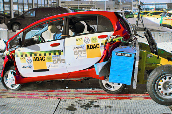 Mitsubishi i-MiEV crash test ADAC