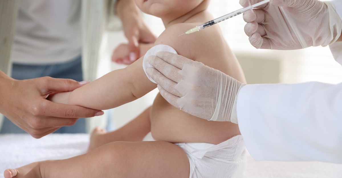 Ministerstwo znów kupuje stare szczepionki. Lekarze: dzieci bez ochrony przed najgroźniejszymi bakteriami