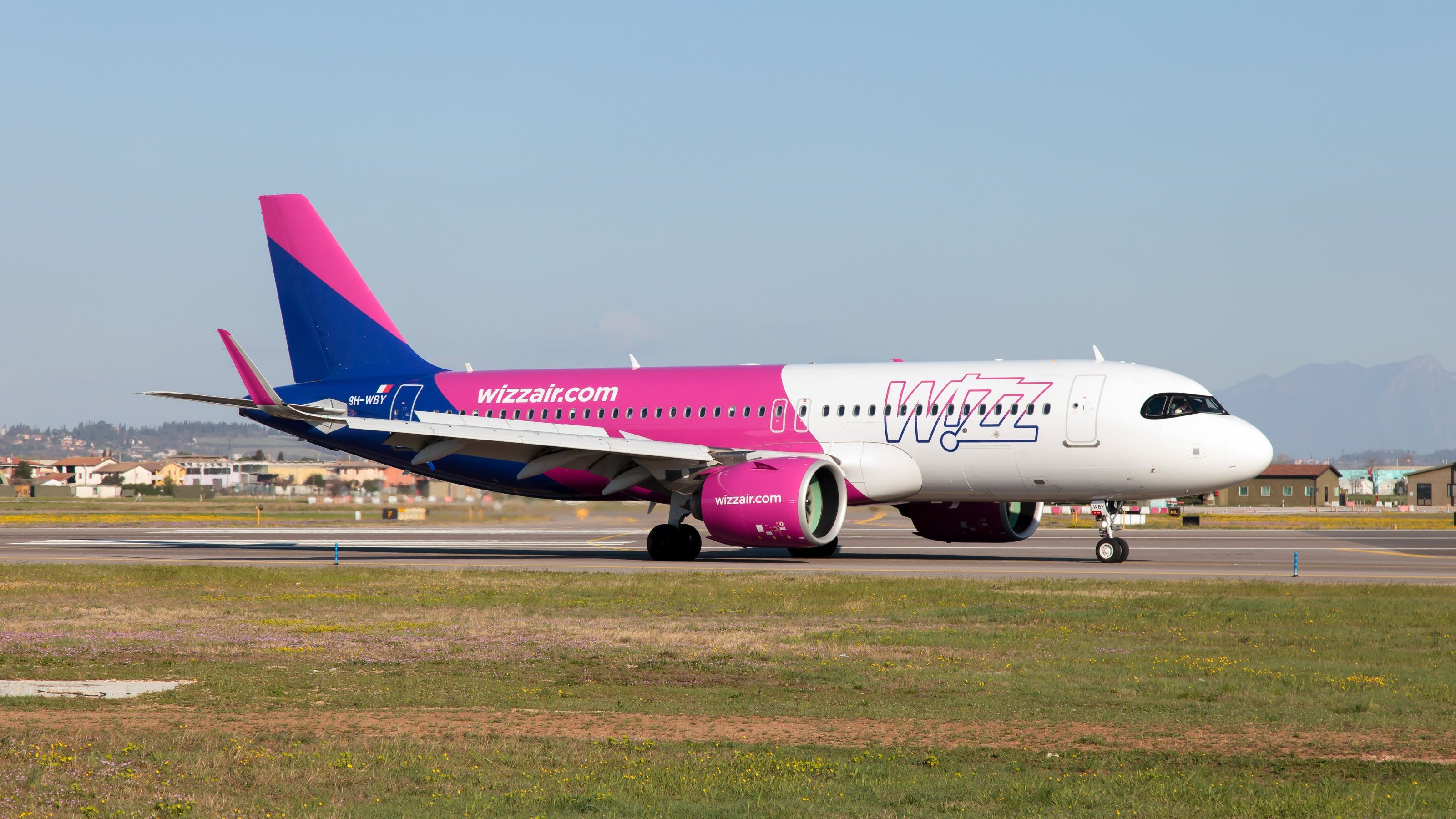 Reguli stricte Wizz Air pentru transportul dispozitivelor electronice: ce este complet interzis în bagajul de cală și ce nu ai voie să faci în timpul zborului