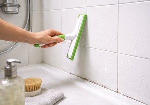 Čišćenje pločica u tuš kabini