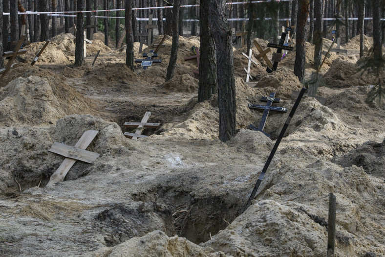 Miejsce pochówku ofiar rosyjskich zbrodni wojennych po ekshumacjach w Iziumie, październik 2022 r.