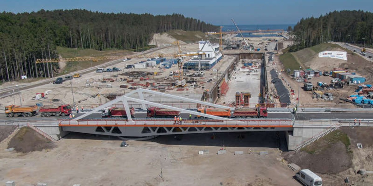 Próby obciążeniowe mostu Południowego nad kanałem przez Mierzeję Wiślaną.  