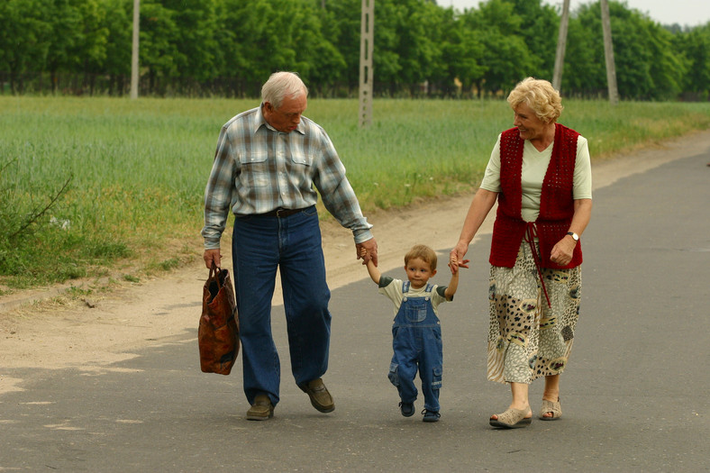 "M jak miłość": Mateuszek (Krystian Domagała) z dziadkami (Witold Pyrkosz) i (Teresa Lipowska)