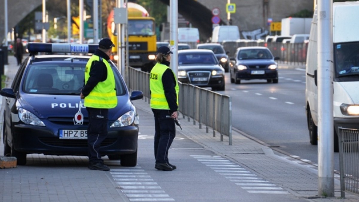 Niezdany egzamin z przepisów i topografii miasta, brak licencji czy kasy fiskalnej – to najczęstsze przewinienia stwierdzane u taksówkarzy i innych przewoźników w Warszawie. Stołeczne służby regularnie ich kontrolują. W trzecim kwartale tego roku na blisko 400 sprawdzonych kierowców, u ponad 120 stwierdzono nieprawidłowości.