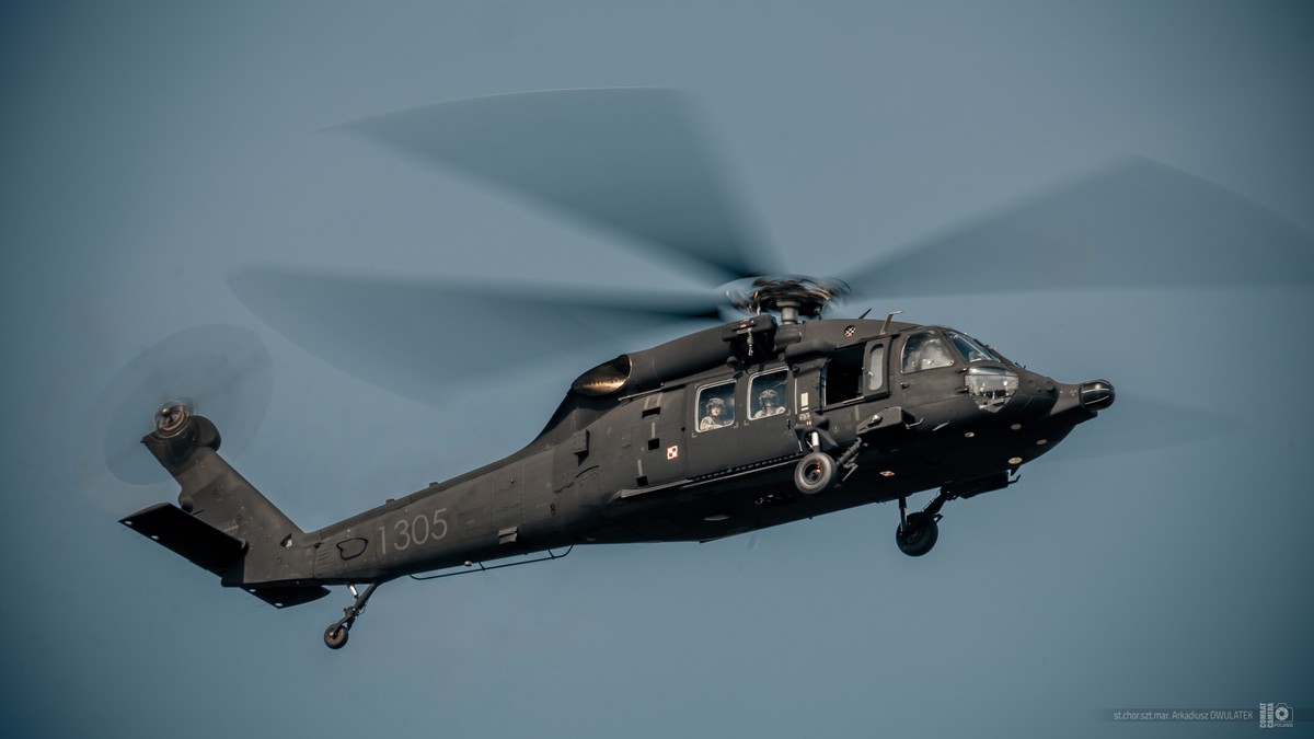 Należący do JW GROM śmigłowiec wielozadaniowy S-70i Black Hawk. Widoczna z przodu kopułka to radar pogodowo-nawigacyjny.