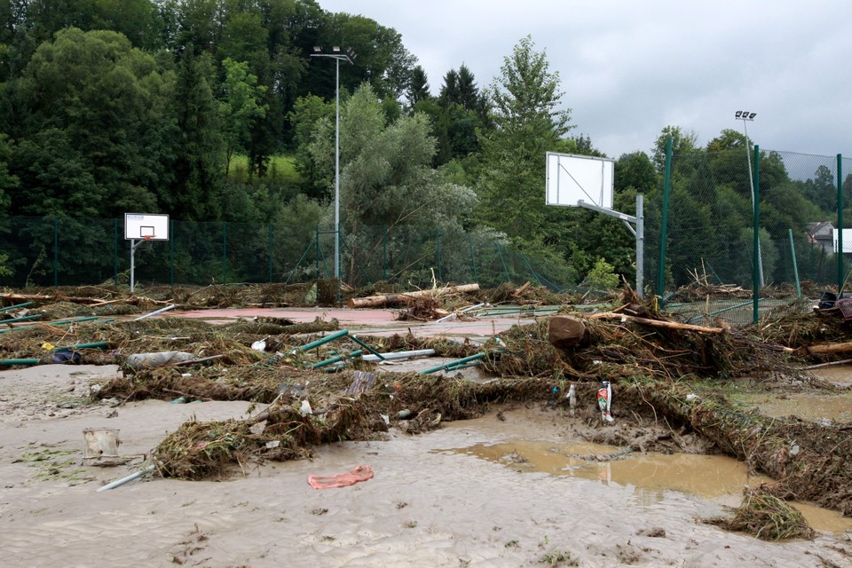 Zniszczenia na terenie wsi Kasinka Mała po przejściu nocnej nawałnicy